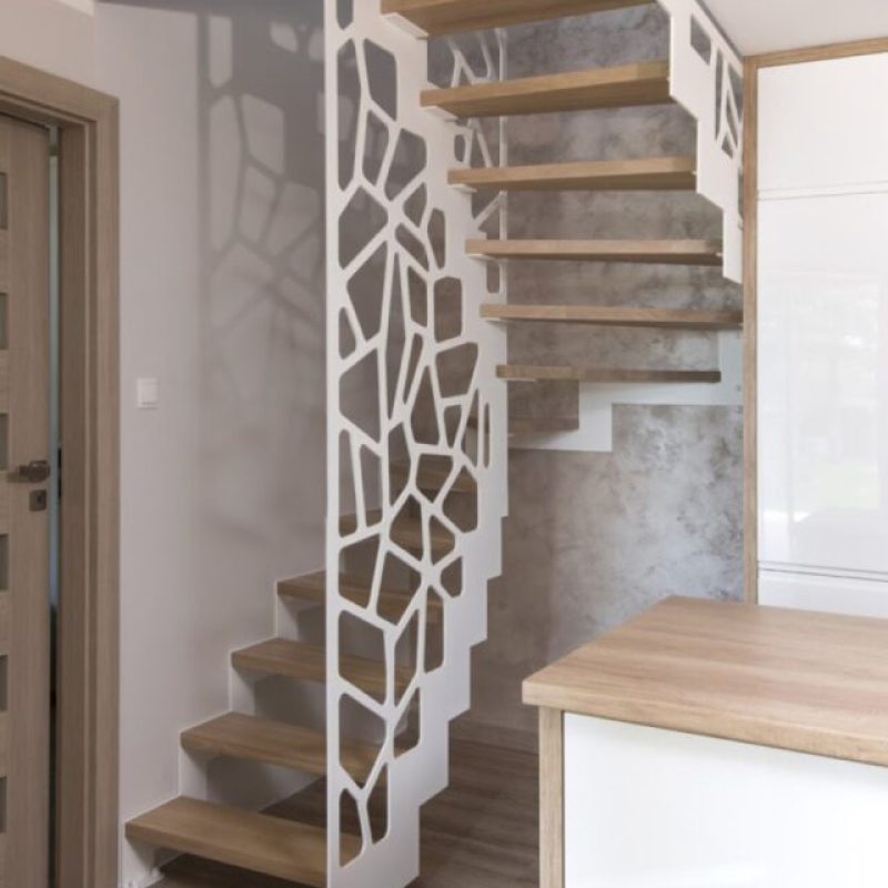 Casa scarii interioare cu scara lemn, trepte si balustrade