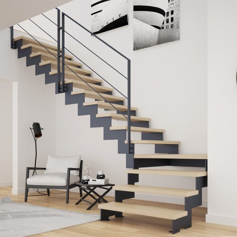 scara-metalica-interioara-trepte-lemn-balustrada-e1597483511792